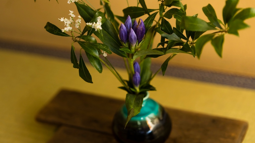 お部屋の生け花に癒されて。