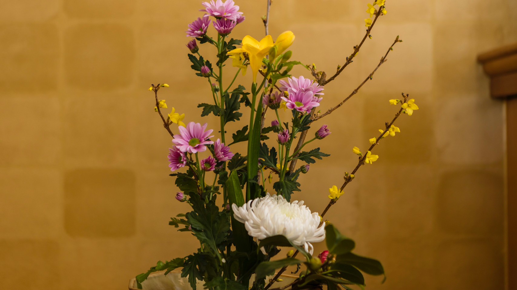 鮮やかな生け花がお部屋を彩ります。
