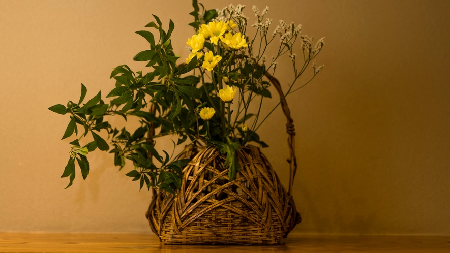 都度変えている生け花で、お部屋が華やかに。