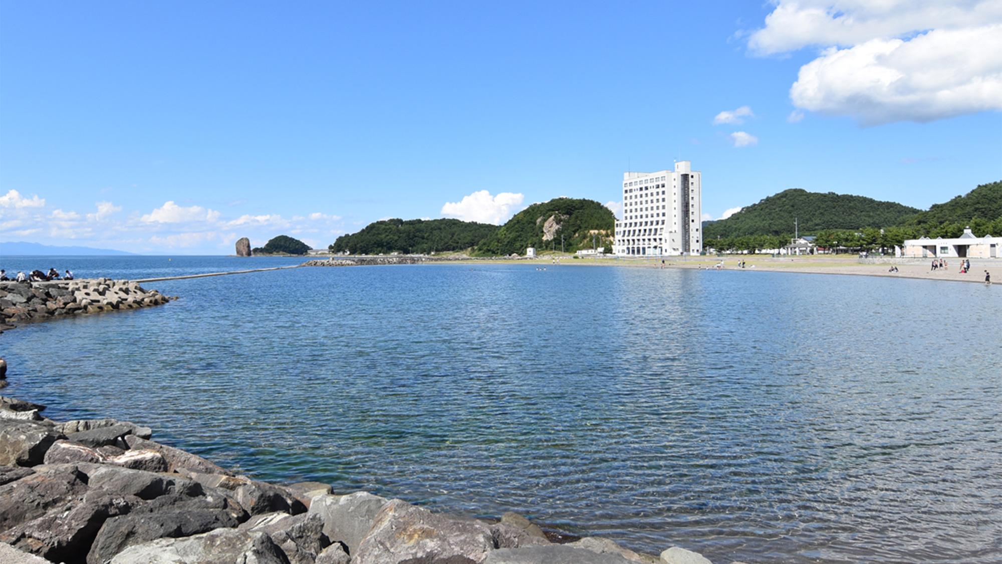 *浅虫海岸／人工ビーチの「サンセットビーチあさむし」や陸奥湾に突き出た「浅虫海づり公園」があります