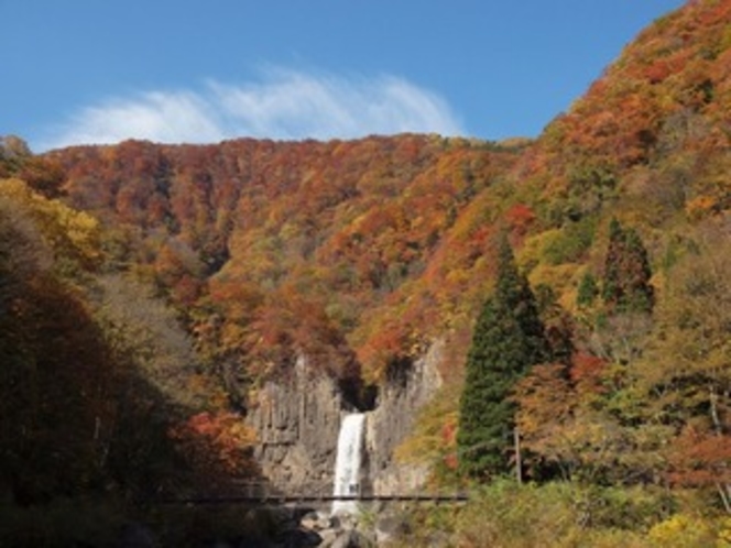 紅葉の苗名滝