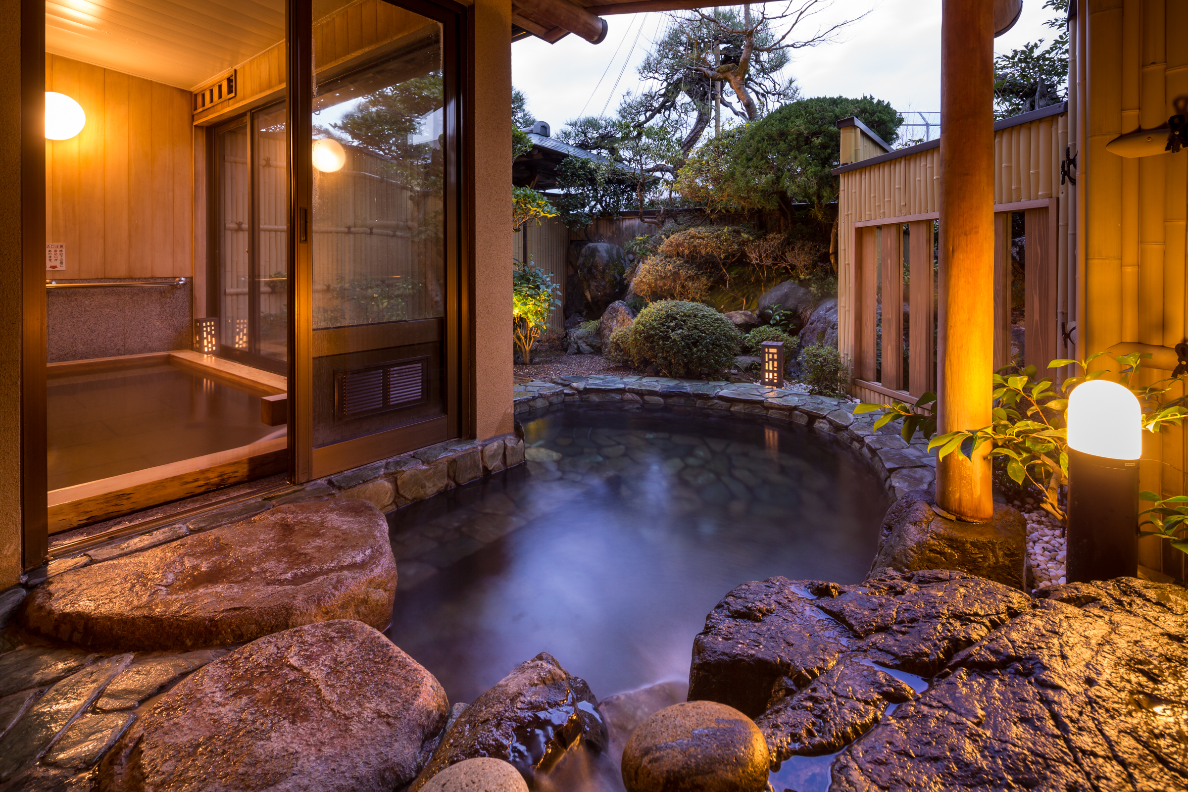 宮津温泉　大浴場　青石の露天風呂　季節の花々を愛でながら