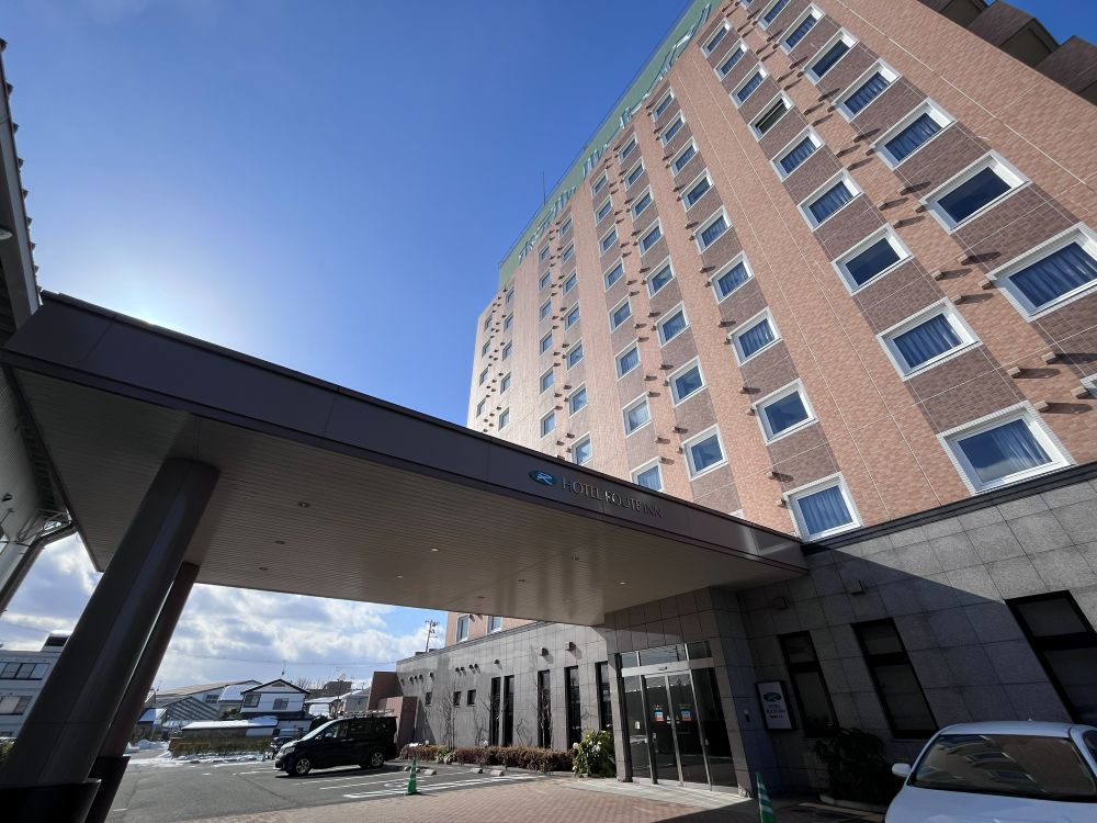 建物エントランスより