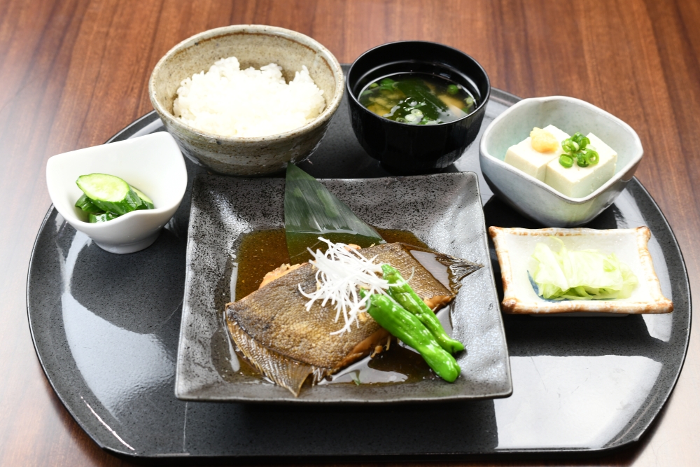 選べる定食（カレイの煮付け）