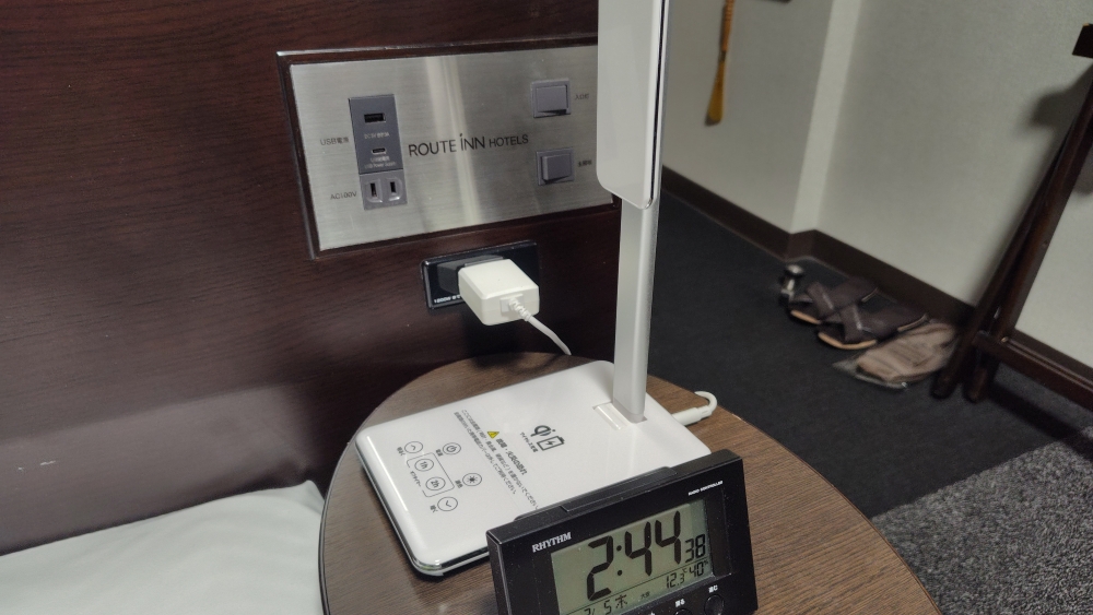 ｺﾝﾌｫｰﾄﾙｰﾑ　充電機能付きﾃﾞｽｸﾗｲﾄ完備