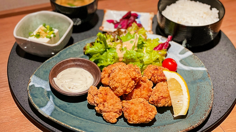 【平日限定★２食付】日替わり定食付プラン《朝食無料》◆男女別大浴場◆コンビニ徒歩5分◆