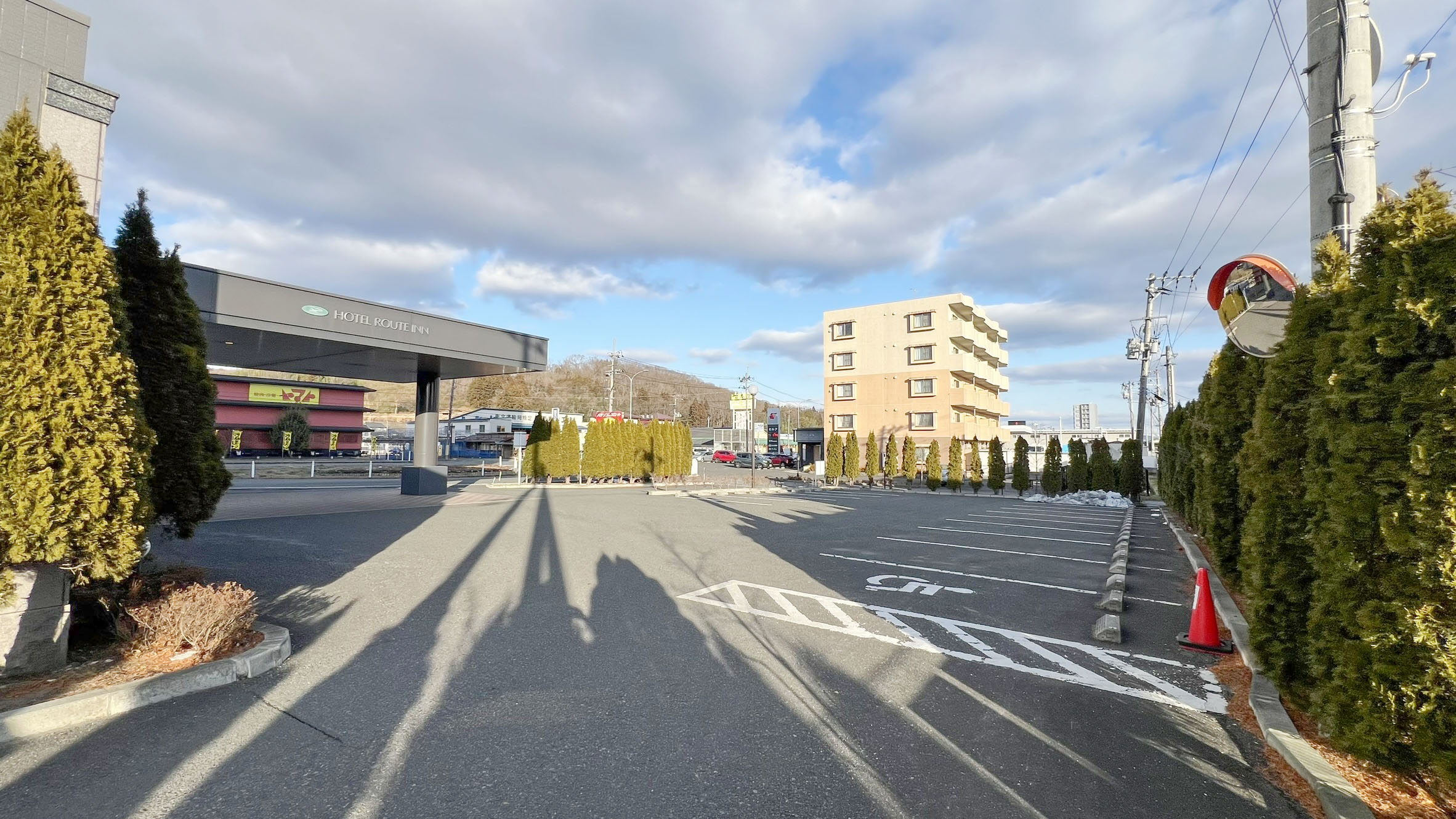 正面の駐車場です。裏手にも広い平面駐車場がございます。お車の方にうれしい無料平面駐車場　114台完備しております！