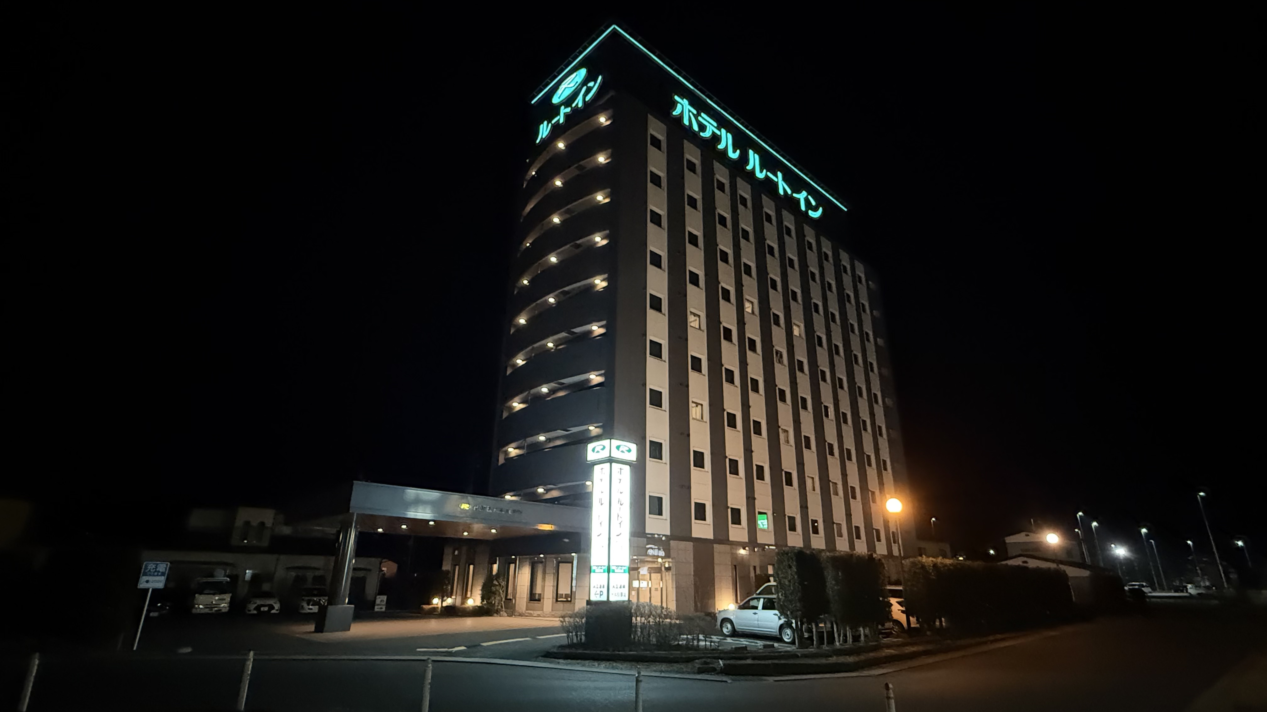 《外観》緑のネオンが目印です