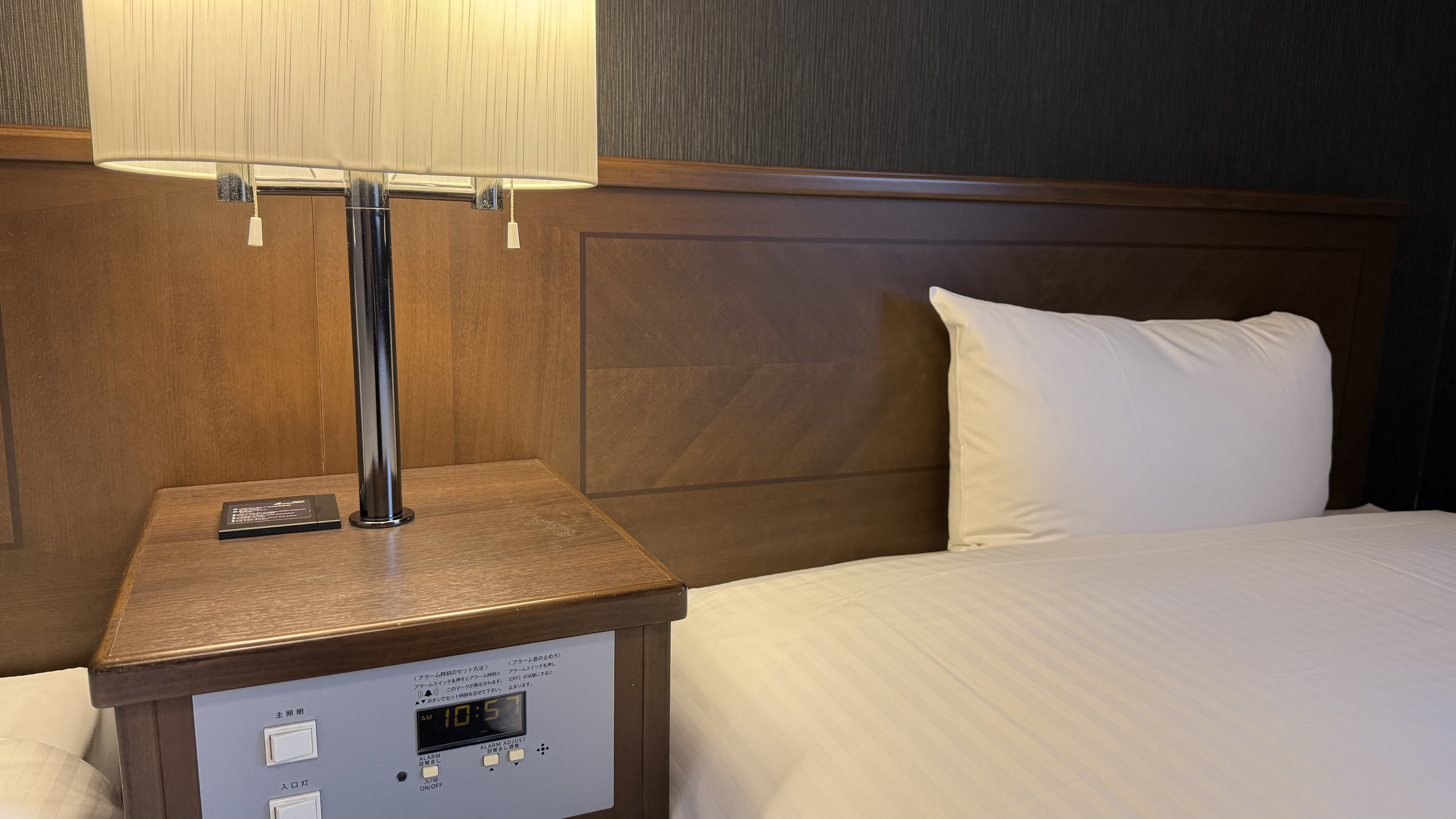 《スタンダードツイン》ベッドサイド