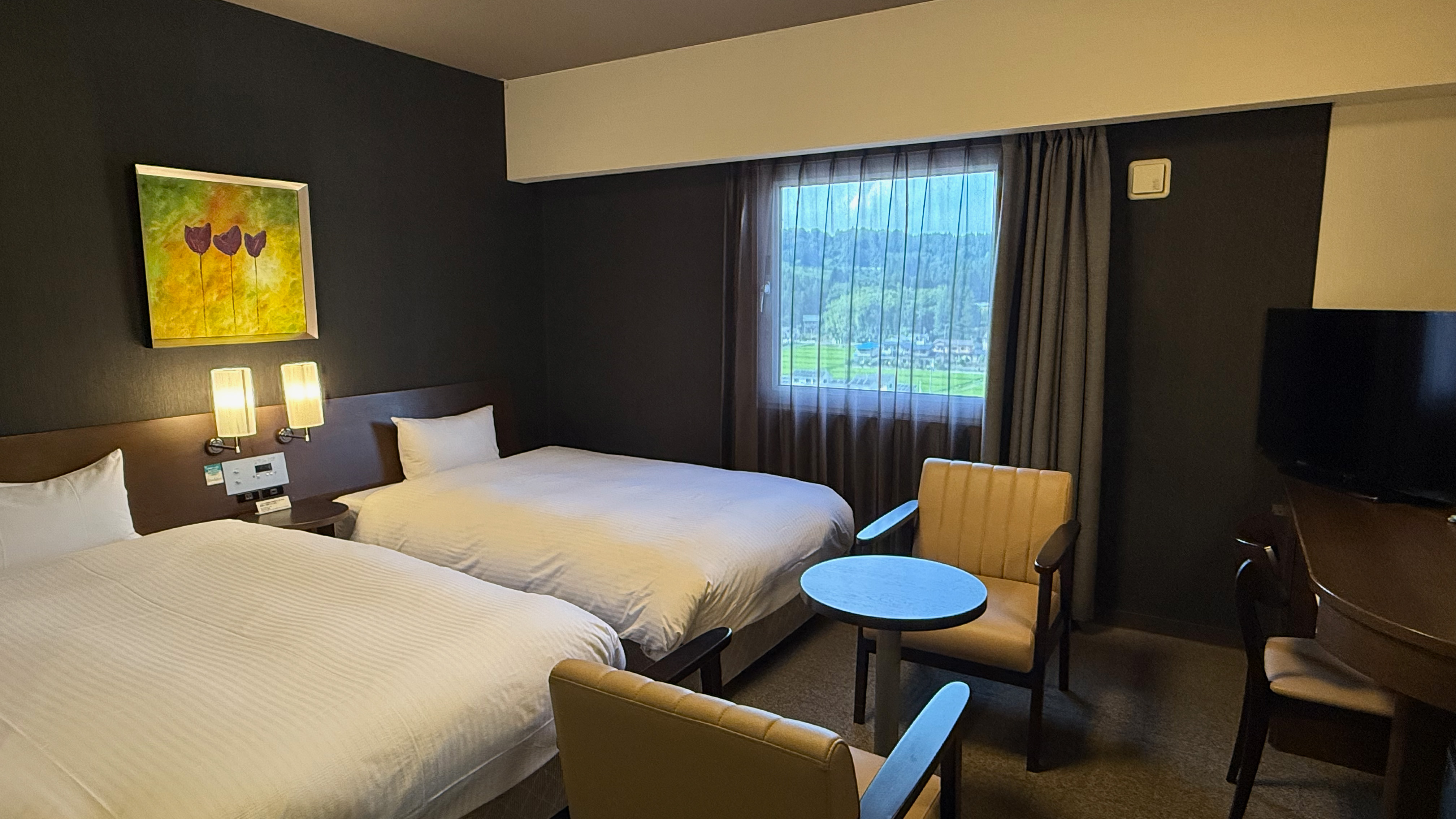 テーブル・イスもご用意。ごゆっくりお過ごしいただけます。