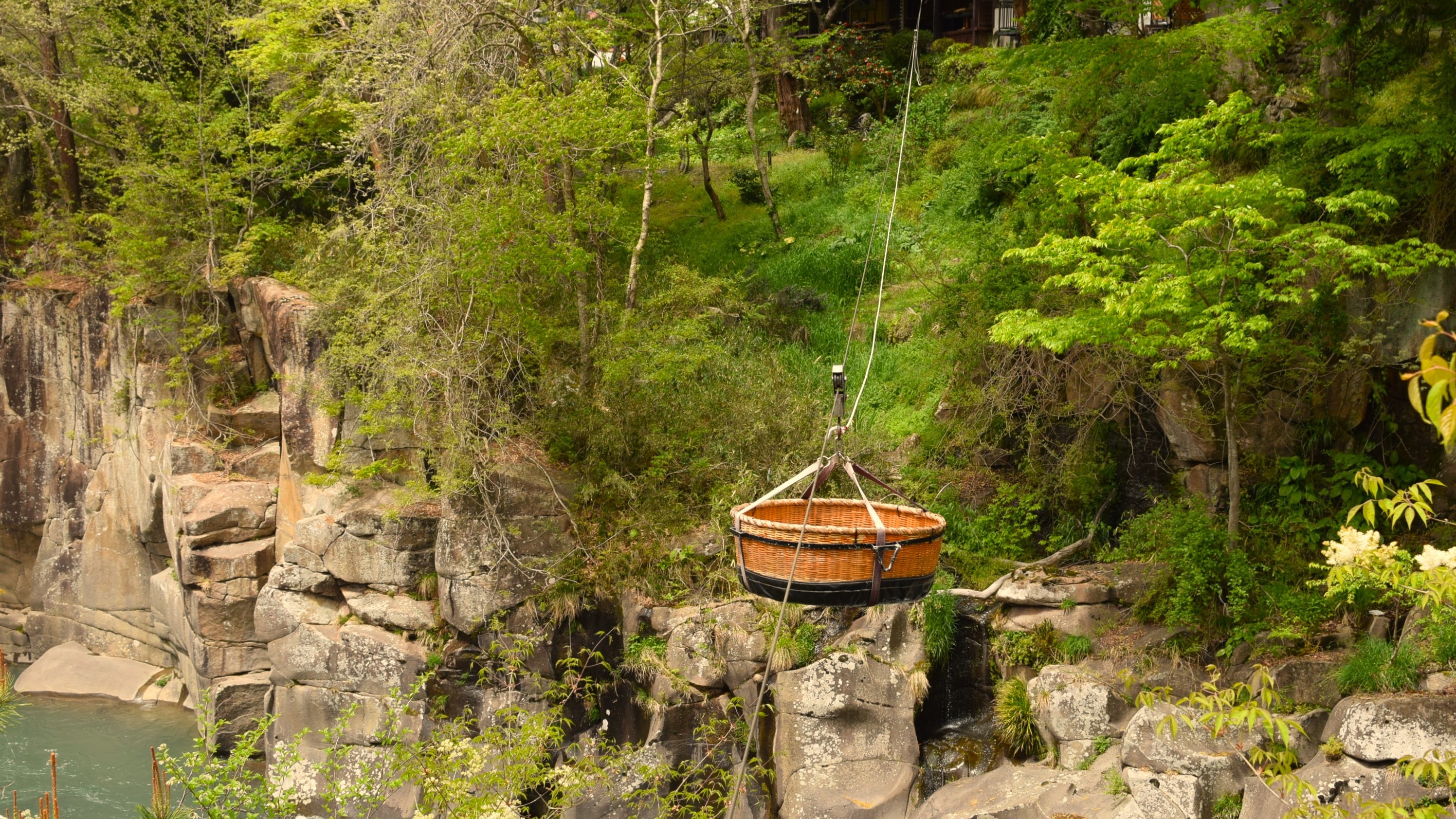 《厳美渓(げんびけい)》"空飛ぶ団子&rdquo;で有名なかっこうだんご