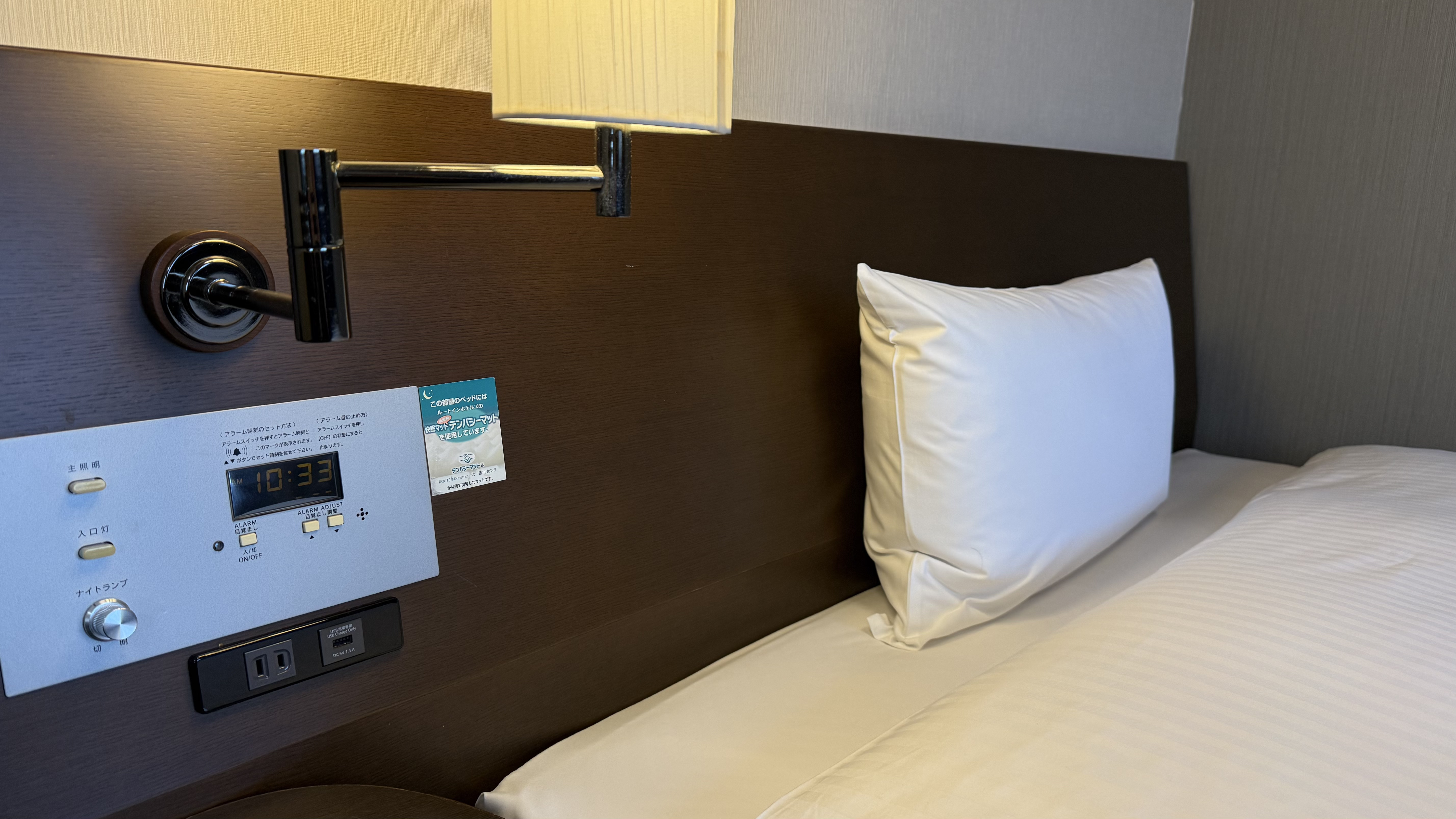 《コンフォートシングル》ベッドサイド