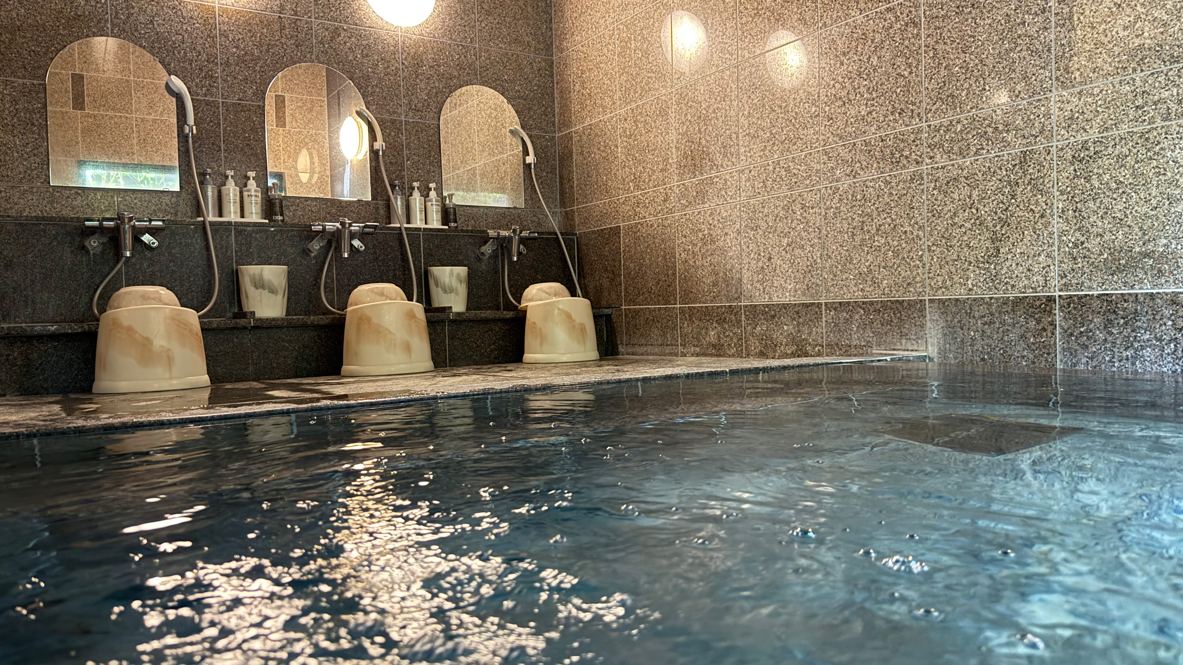 お仕事やご旅行のお疲れをゆっくり癒やしていただけるラジウム人工温泉「旅人の湯」。ご宿泊の方はどなたでもご利用いただけます。