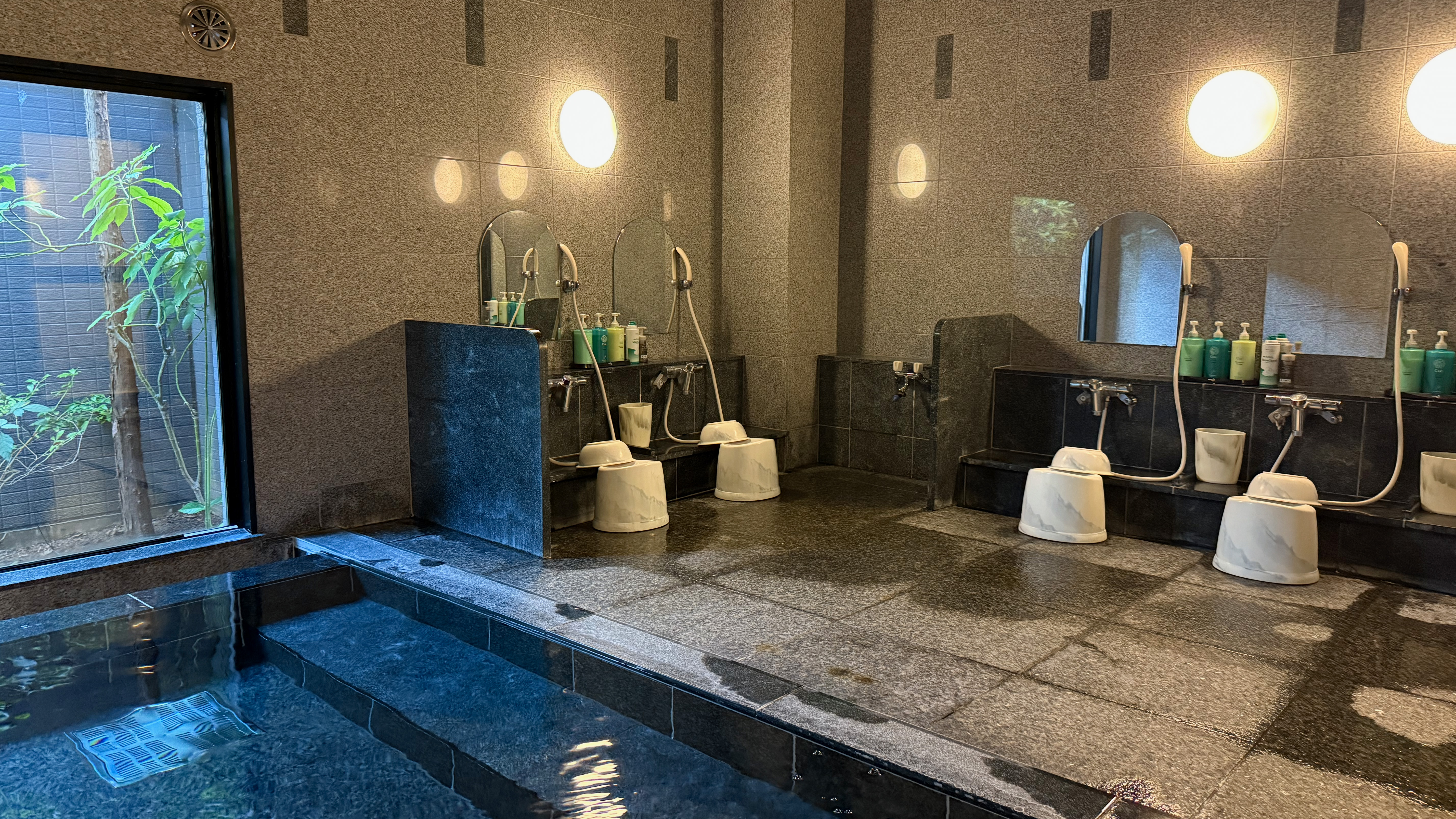 お仕事やご旅行のお疲れをゆっくり癒やしていただけるラジウム人工温泉「旅人の湯」。ご宿泊の方はどなたでもご利用いただけます。