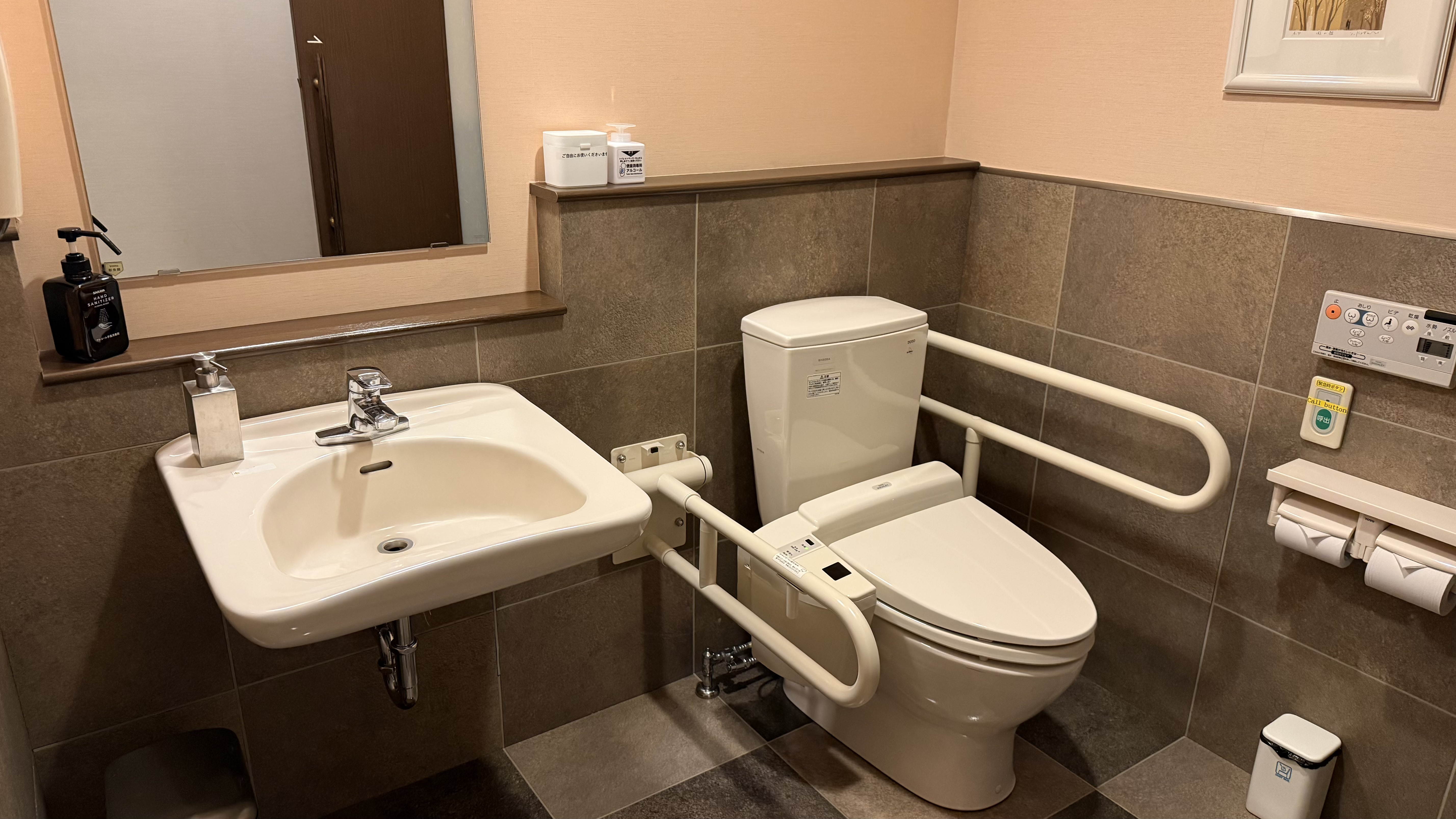 《バリアフリートイレ》