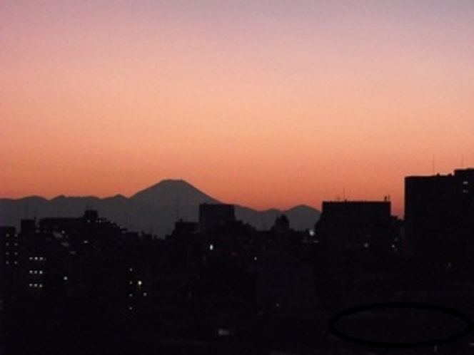 夕方のほんの一瞬！赤く染まった絶妙の富士山が見られることがあります。