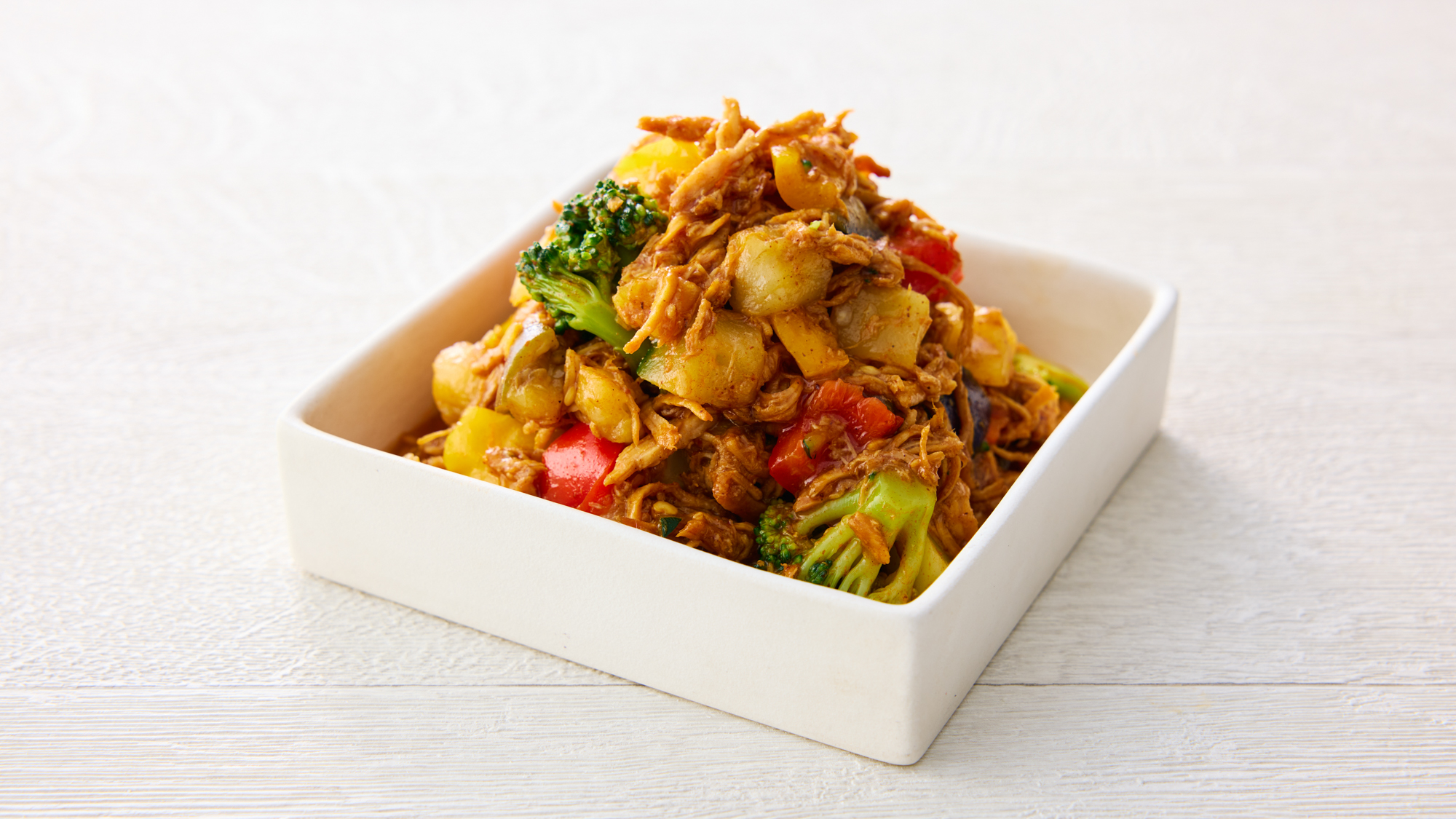 【プルドポークの彩り野菜プレート 】ほろほろの豚肉にソースがしみ込み、パンやごはんとの相性も抜群です