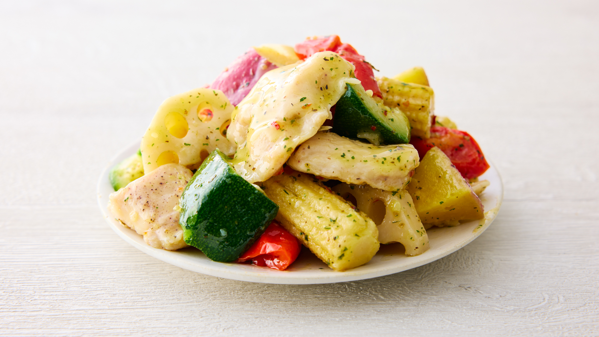 【鶏肉とごろごろ野菜のバジルソース】おおきな鶏肉とごろごろの野菜が楽しめる満足感のあるおかずです