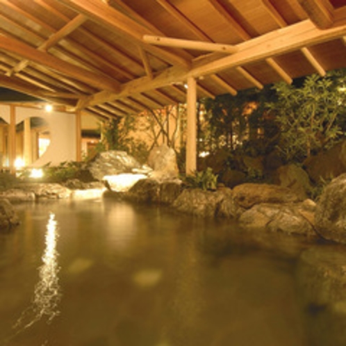 風情ある日本庭園を眺めながらの『月宮殿・露天岩風呂』アネックス館ご宿泊のお客様も無料でご利用可能。
