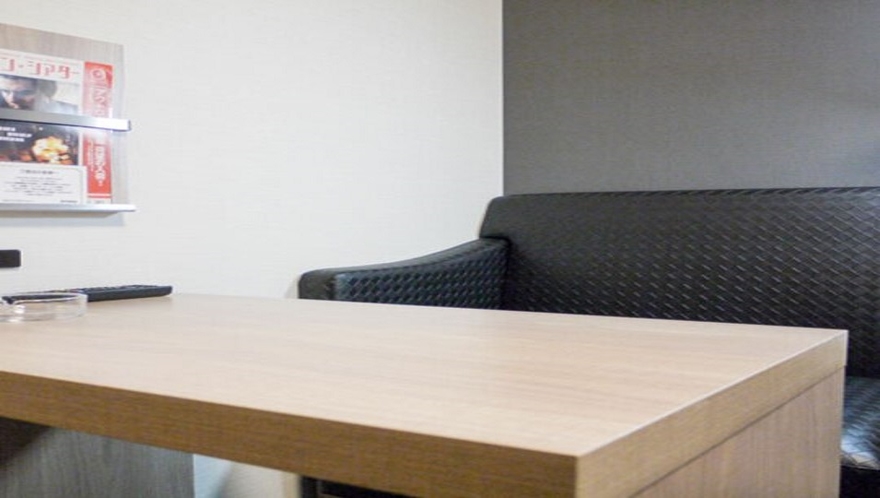 グランドアネックス客室には、ソファとテーブルがございます。お仕事作業や一休みに最適です。