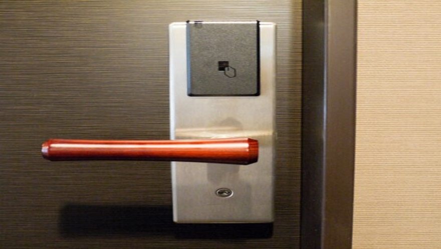 全客室オートロックですので、お出掛けの際にはカードキーはお持ちになって下さいませ。