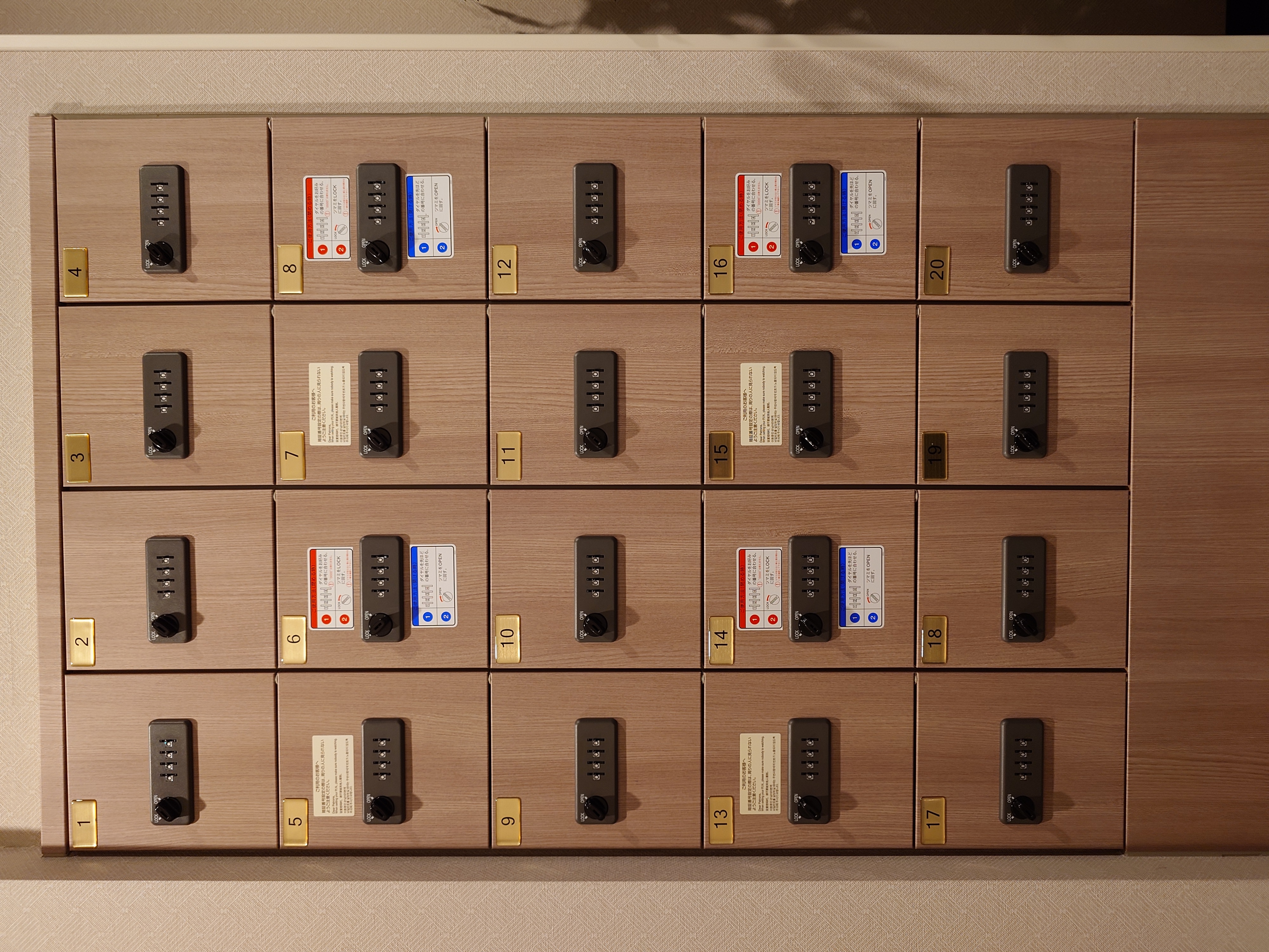 大浴場前貴重品ロッカー