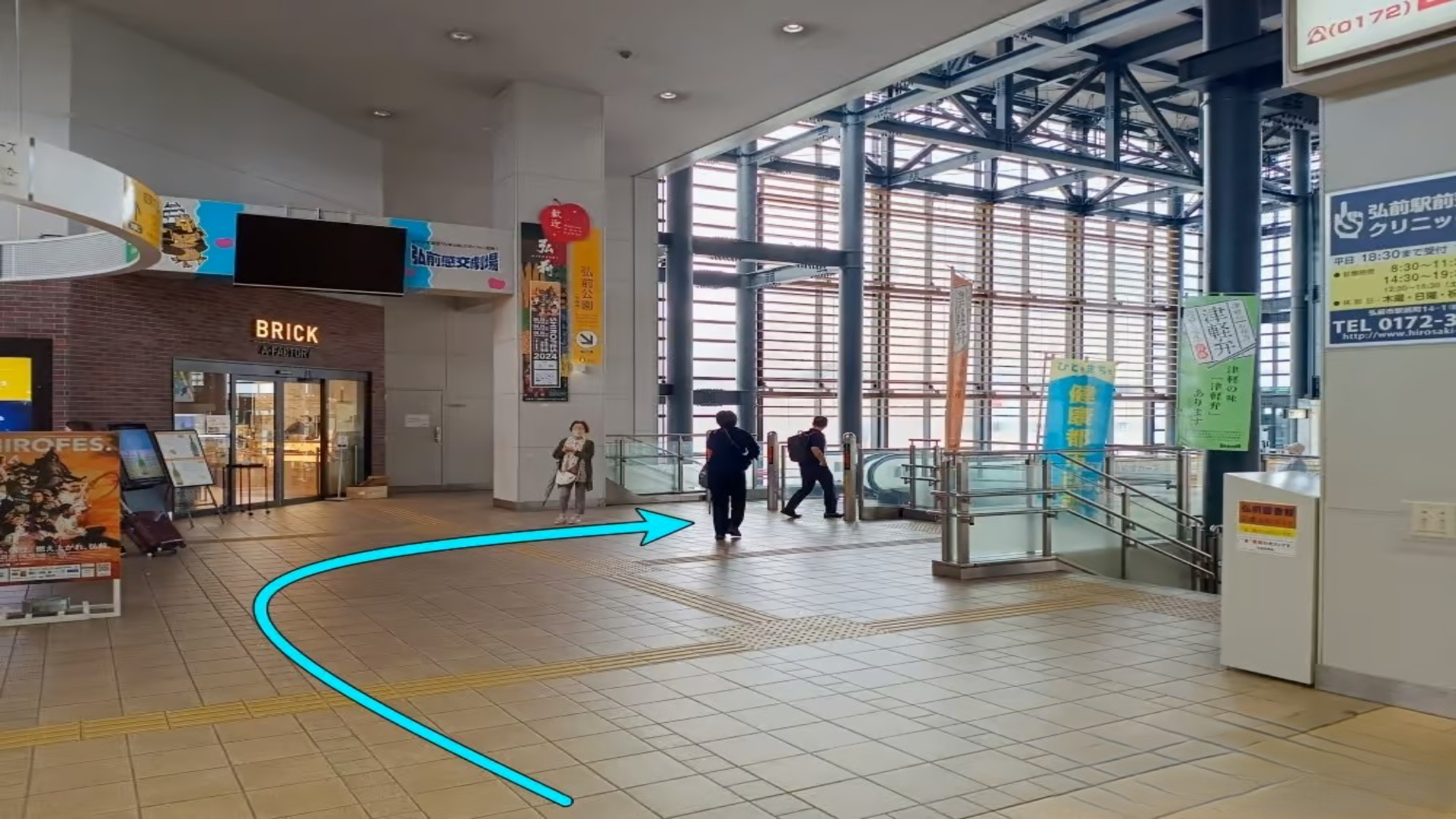 駅構内からホテル案内②　右側のエスカレーターで1Fに下ります。