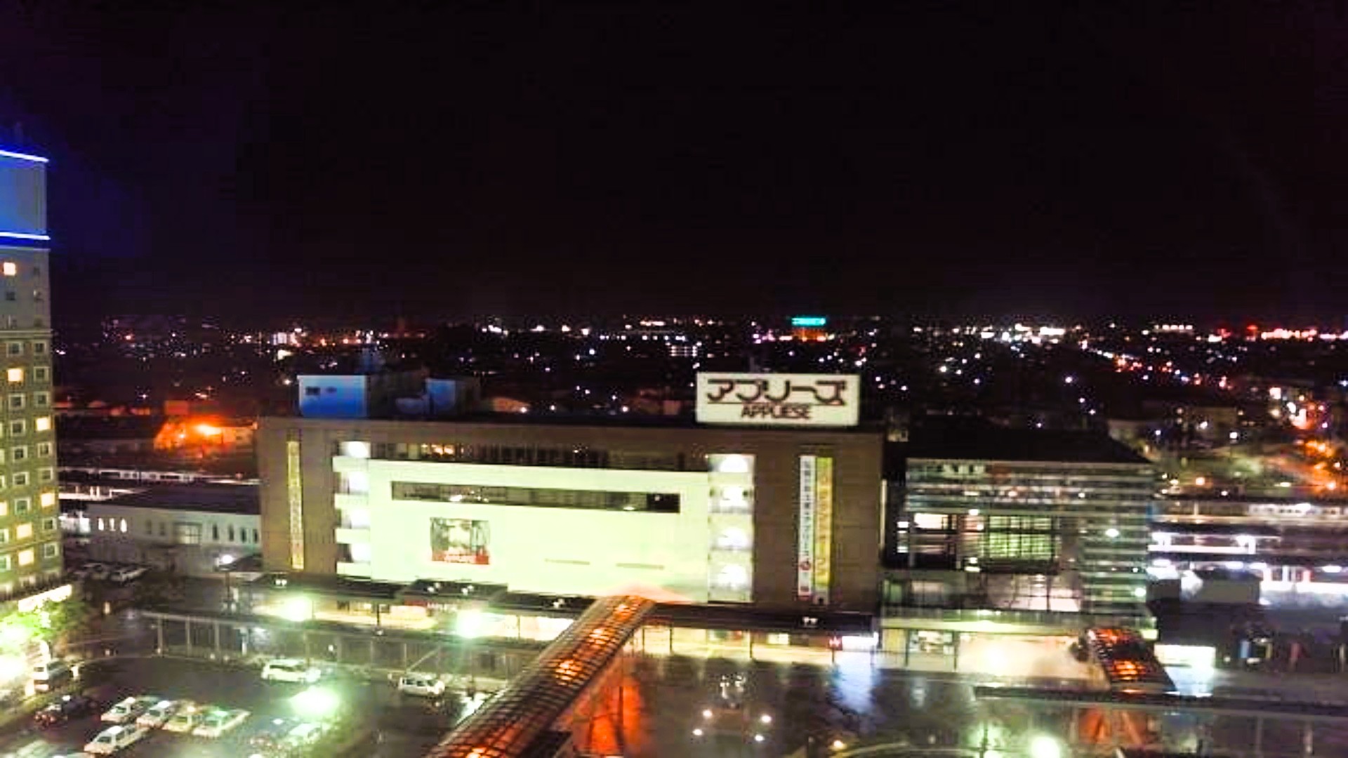 駅側の部屋からの景色(夜)