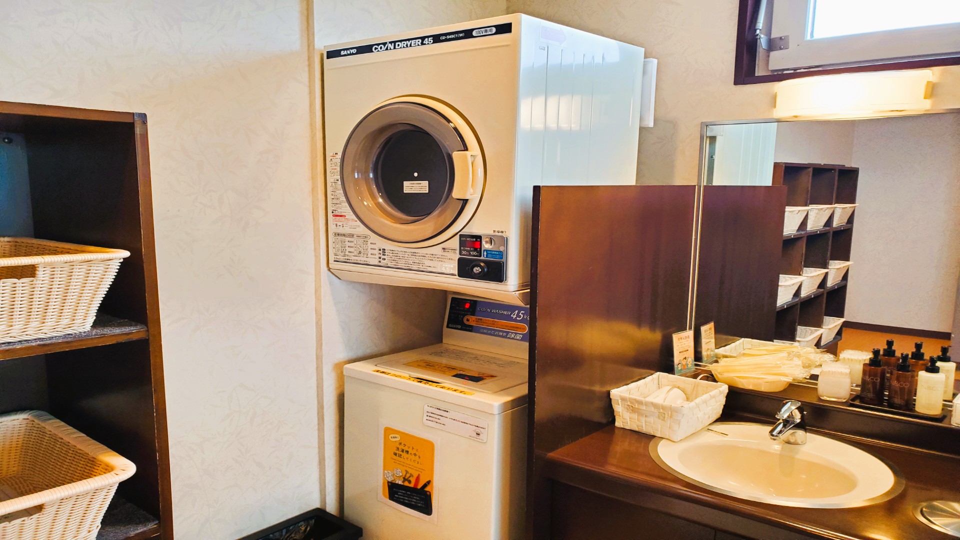 女性大浴場内・洗濯機1機、乾燥機1機ご用意ございます。　洗剤はフロントで50円で販売しております。