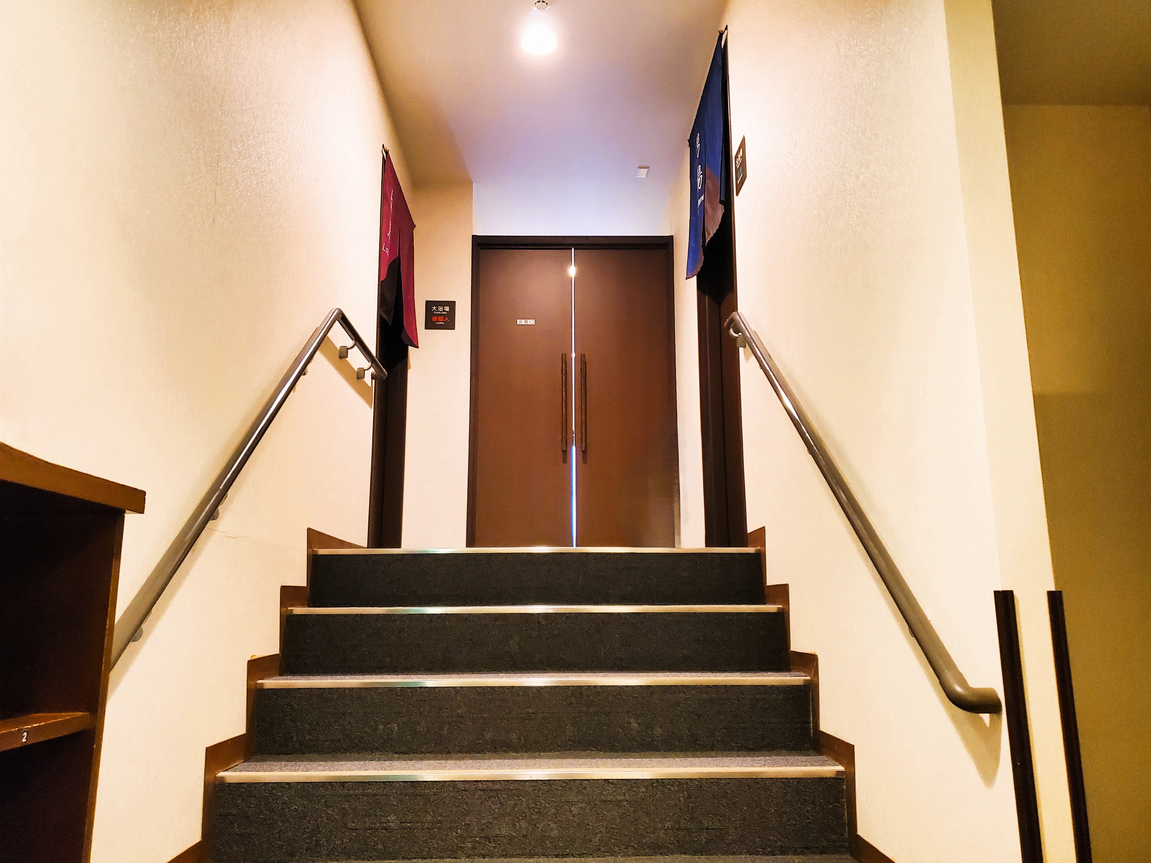 　　　　　&larr;女性大浴場　男性大浴場&rarr;