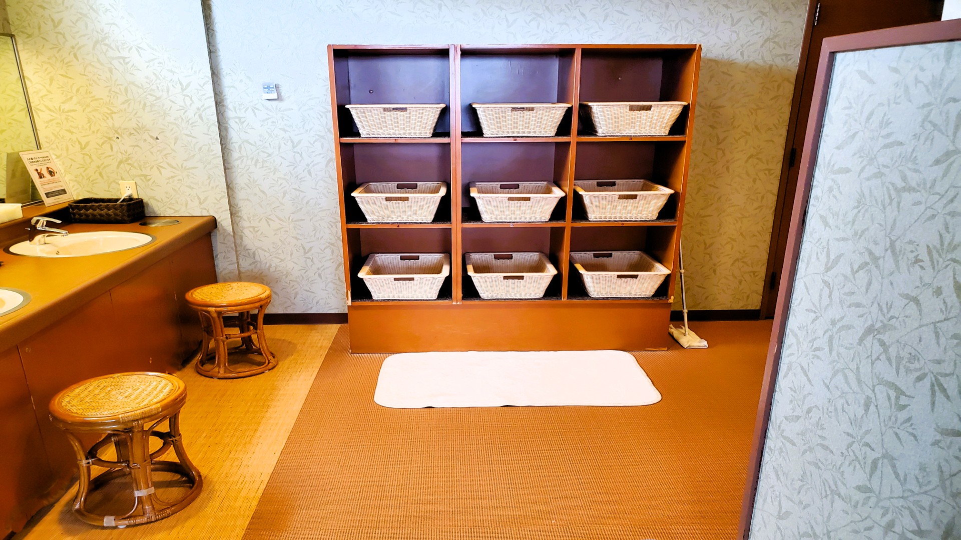 男性大浴場脱衣所