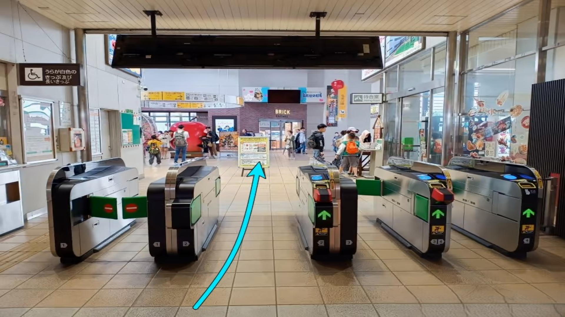 駅改札からホテル案内①　改札を抜けます。右側中央口へお進みください。