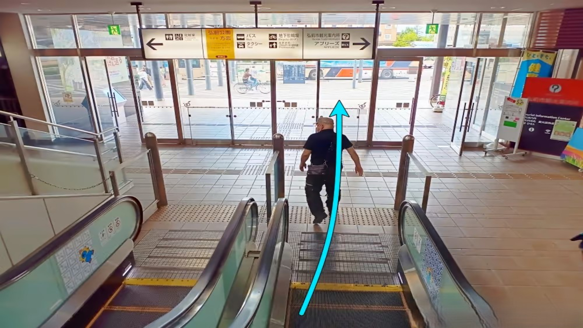 駅構内からホテル案内③　1Fに下りたら中央口から外に出ます。