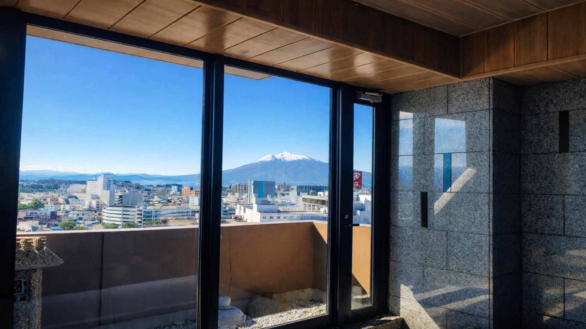 男性大浴場から見える岩木山