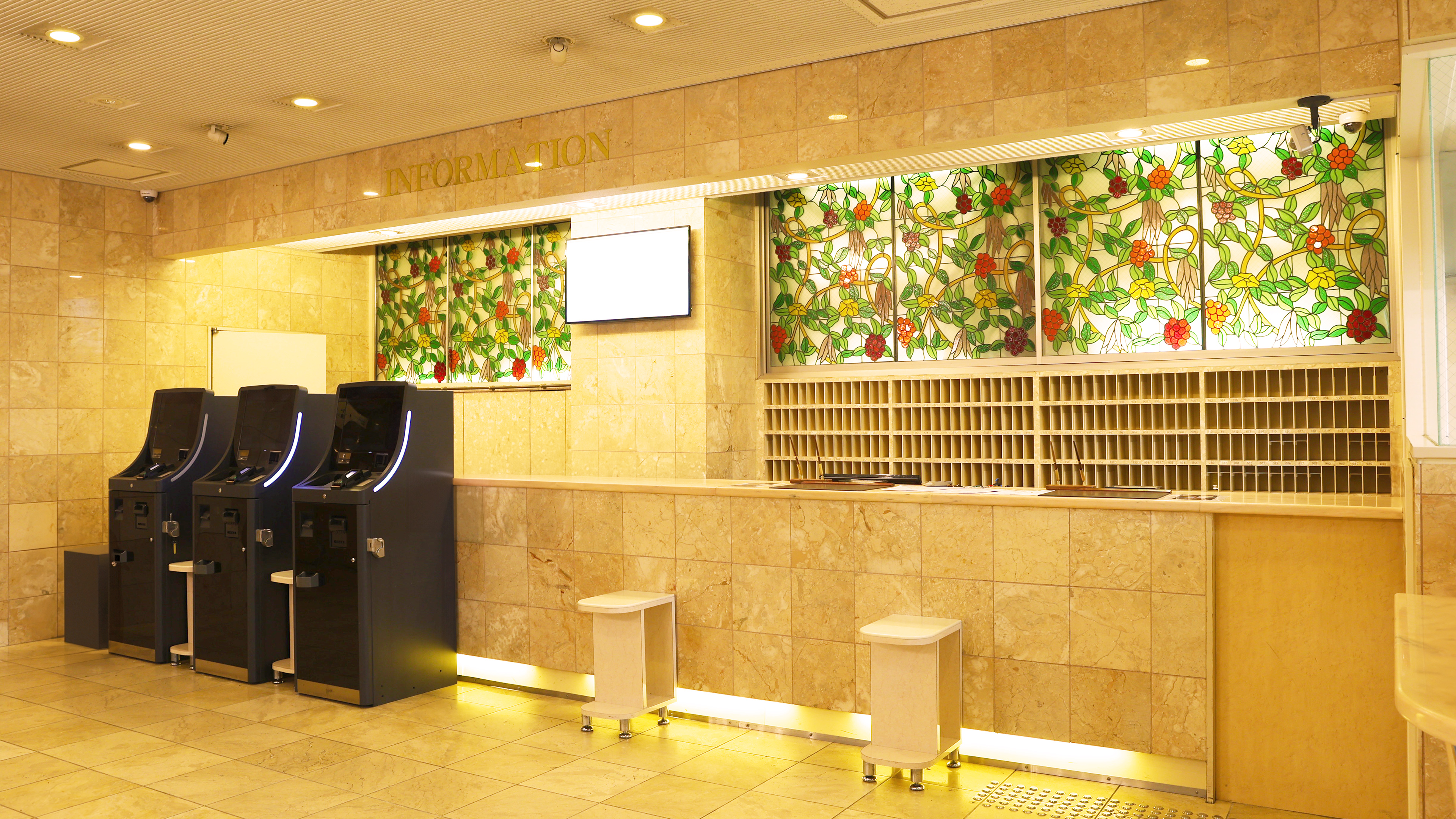 フロント、自動チェックイン機