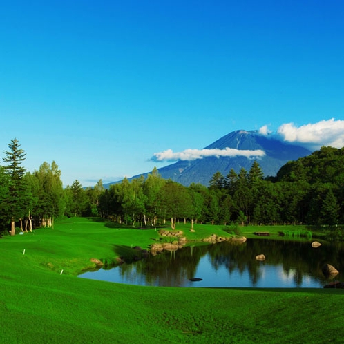 *ゴルフ／羊蹄山が目の前に見える美しいゴルフコース。爽やかな風を感じながらプレイできます。