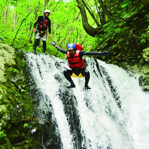 *キャニオニング／天然のウォータースライダーや6mの滝つぼなど、エキサイティングなコースです。