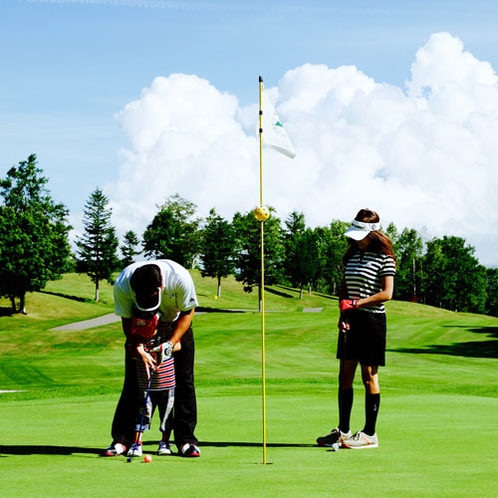 *ゴルフ／自然の中のゴルフコース。ご家族やお仲間と和気あいあいとお楽しみください。