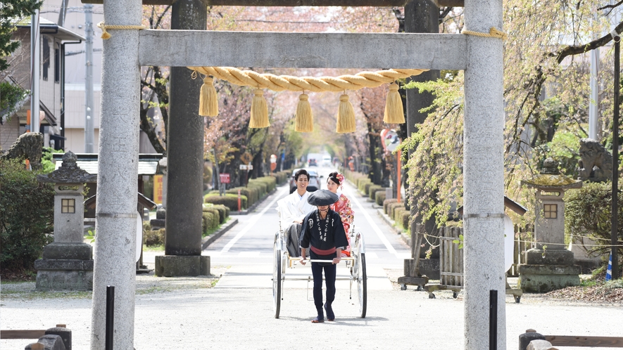 ホテルから乃木神社への移動は人力車で