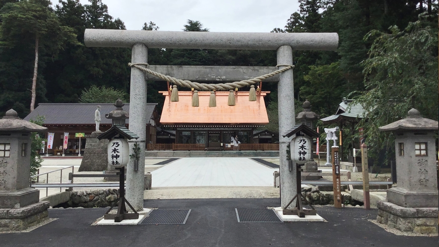 乃木神社　徒歩10分（車で2分）　神前挙式も行っています。