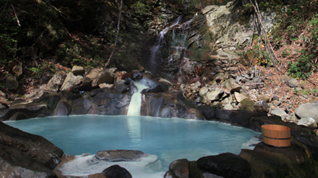 紅葉に包まれ、秋風が心地よい♪ 混浴露天風呂「仙女の湯」(本館より徒歩7分)