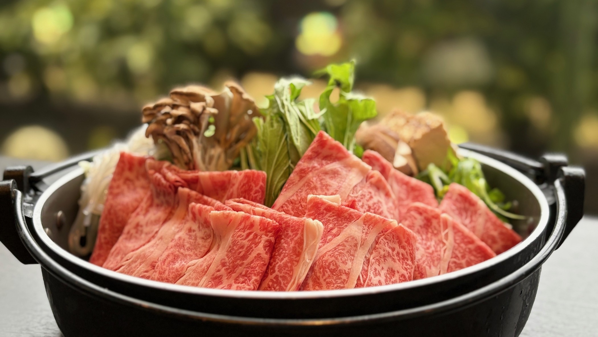 【グランピングプラン】ご当地鍋料理！松阪牛すき焼きを囲む♪貸切トレーラーハウス｜1泊2食・ペット不可