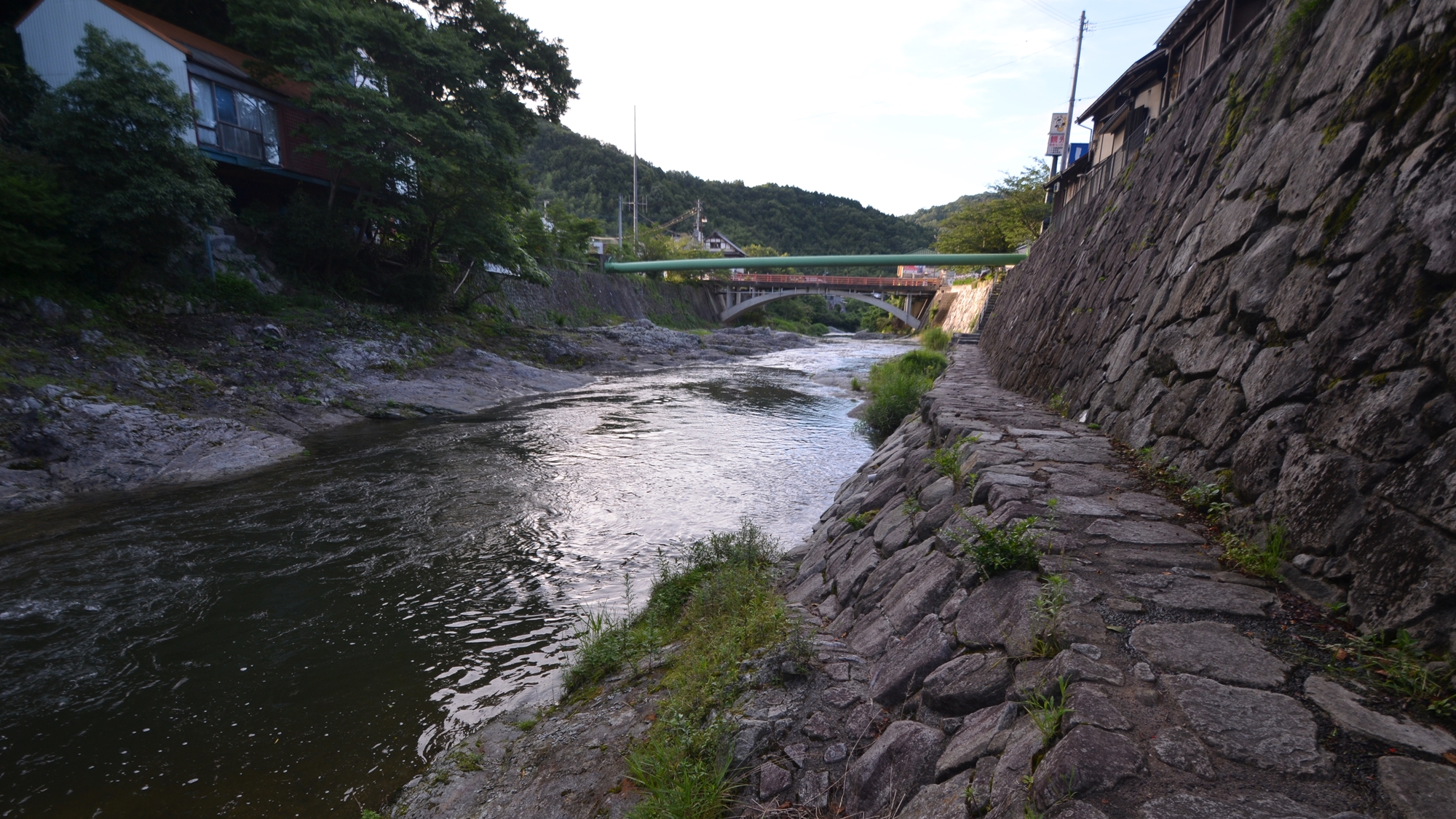 *【道の駅しおのえ】すぐそばの川では、夏には川遊びができます。