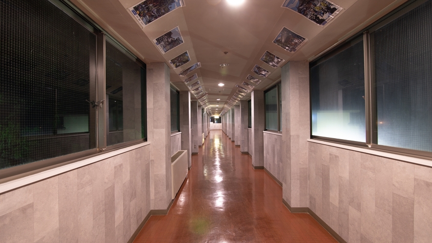 *【渡り廊下】フロントや温泉がある棟から、宿泊棟へ向かう渡り廊下。四国88ヶ所の版画があります。