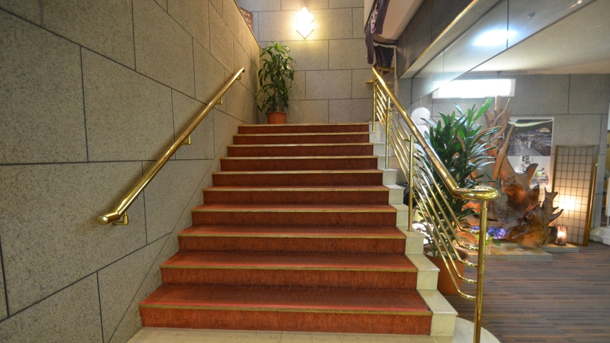 *【階段】フロントから2階へ向かう階段