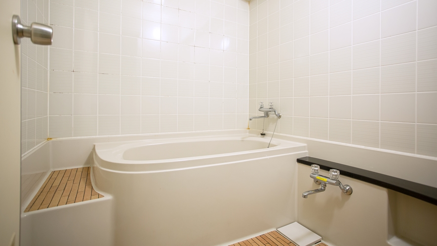 *【和室6畳・バスルーム】洗い場付きのバスルームのお湯は塩江温泉を引いております。