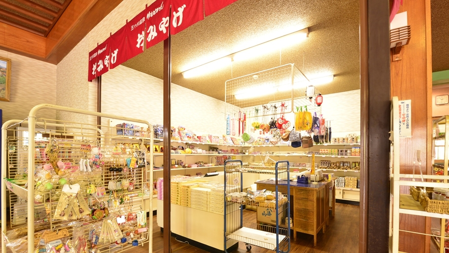 当館の売店は定番から珍しいものまでそろえています♪