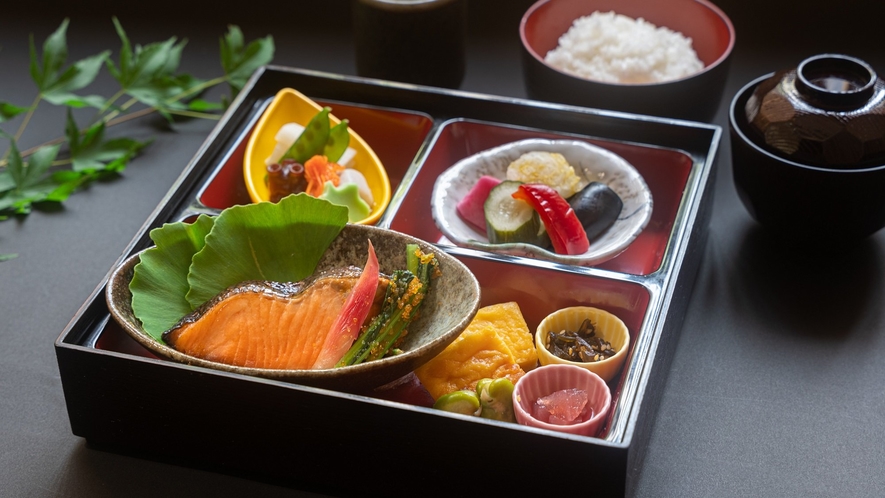 【朝食】焼き魚に小鉢が2種類、ぬか漬け野菜と炊き立てのご飯が嬉しいおかず和膳をご用意しております。