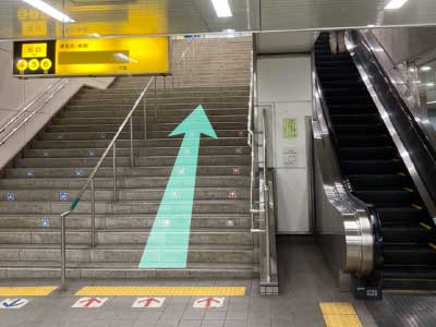1. 地下鉄堺筋線「北浜駅」 ④⑤⑥出口B1へ上がる