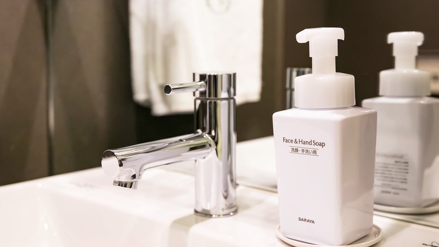 【全タイプ共通】超微細で豊かな泡立ちの白色の洗顔・手洗い・シェービング用石けんを全室にご用意。